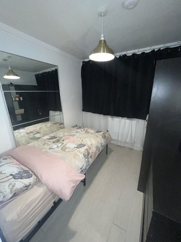 Room Sadler Close in Greater London