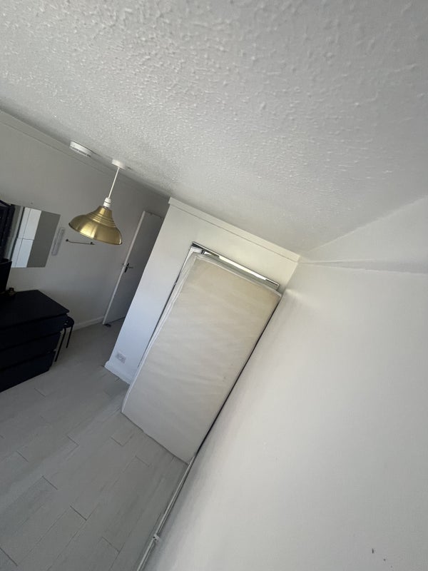 Room Sadler Close in Greater London