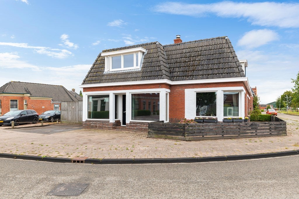 Huis Oude Horn 2 in Leens
