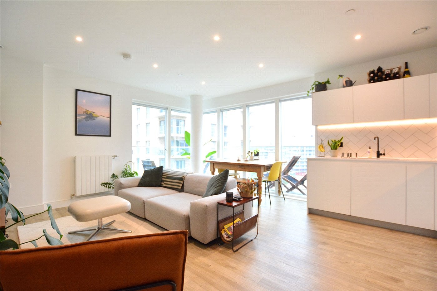 Flat Plowden Road in Greater London