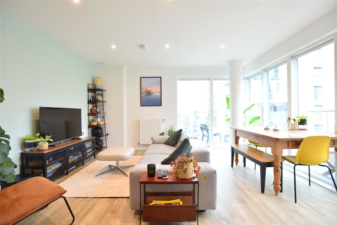 Flat Plowden Road in Greater London