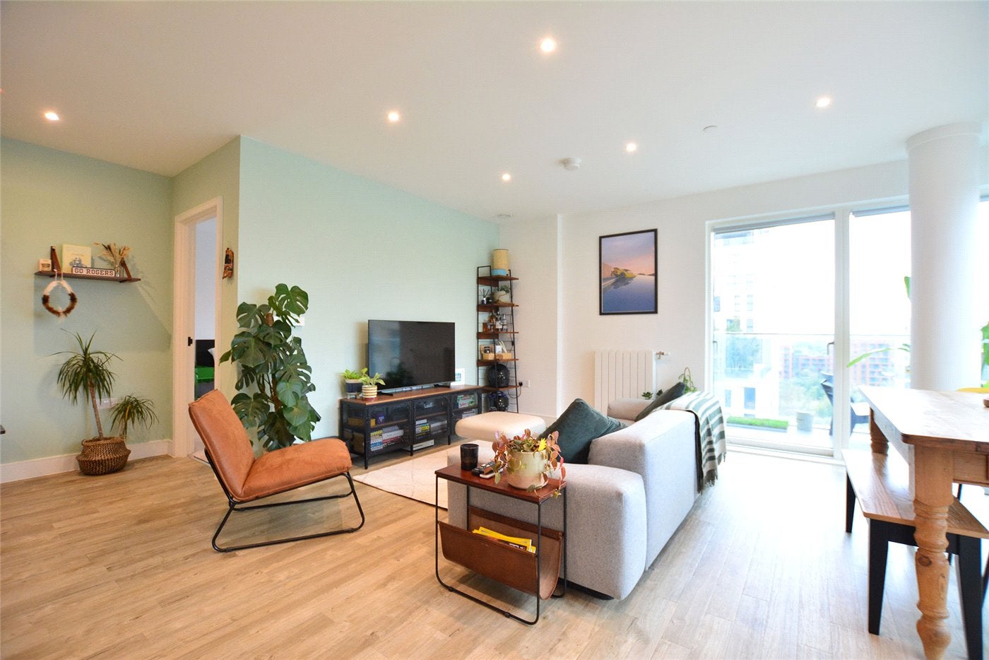 Flat Plowden Road in Greater London