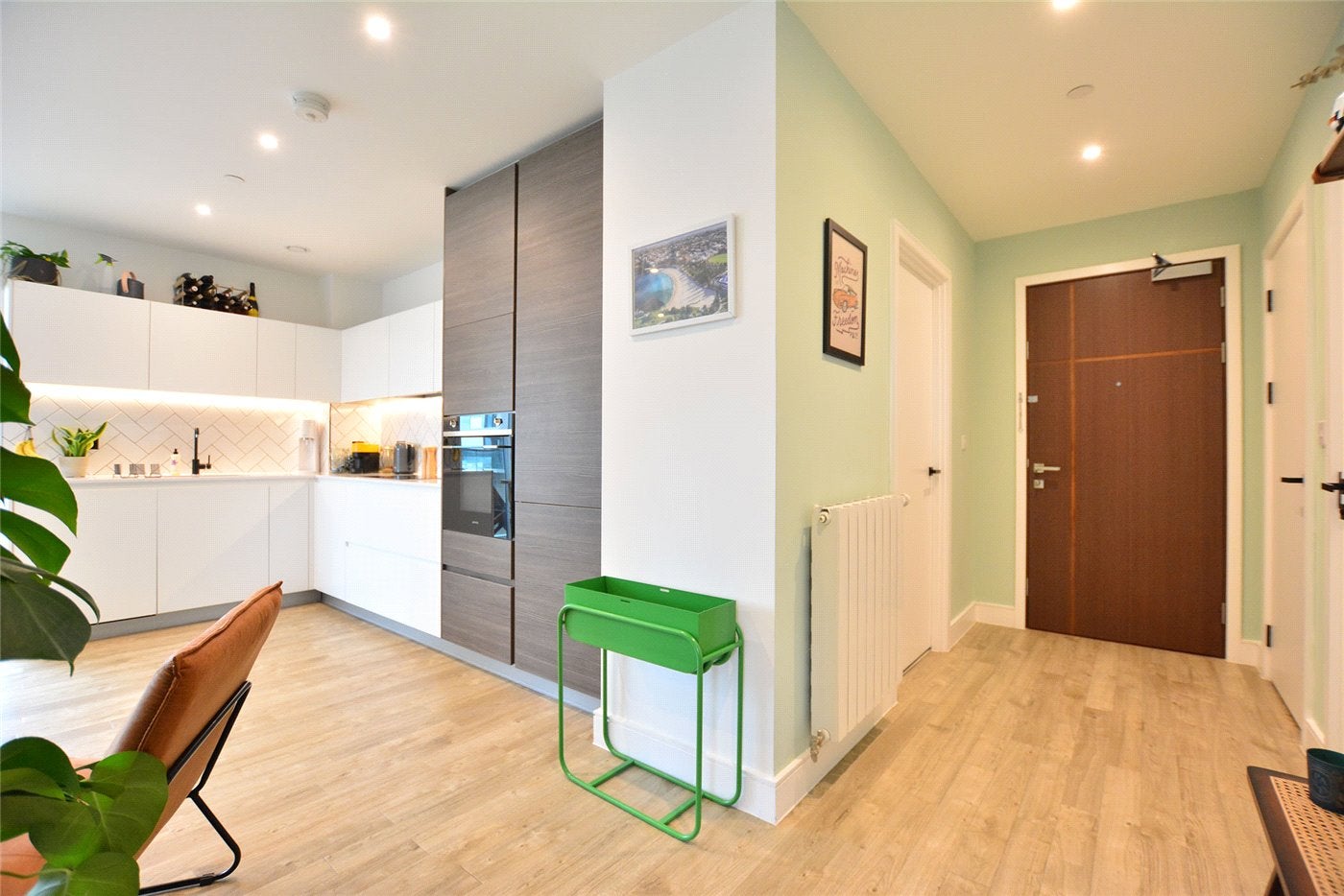 Flat Plowden Road in Greater London