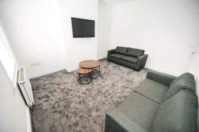 Room Manor Drive in Leeds