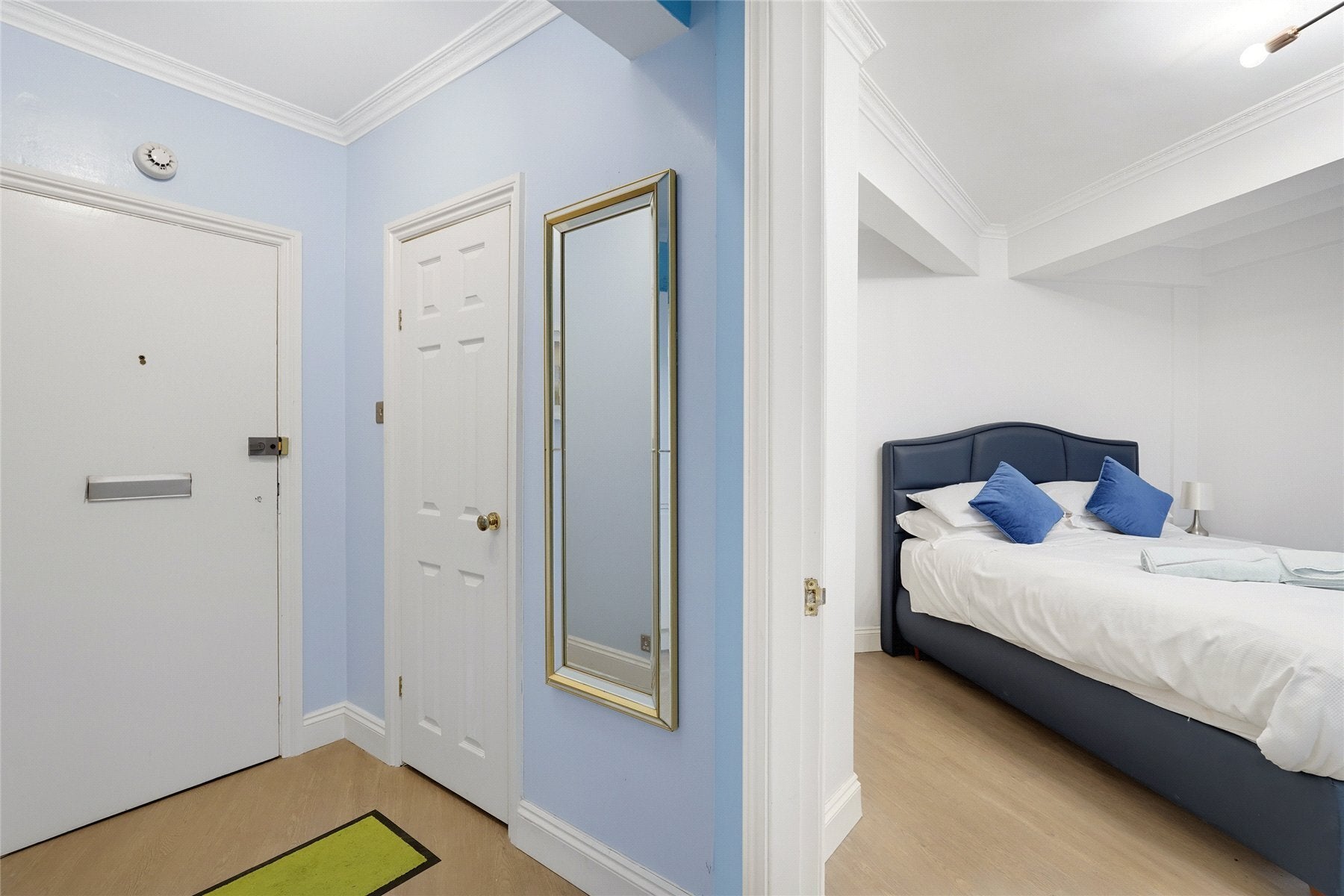 Flat Sloane Avenue in Greater London
