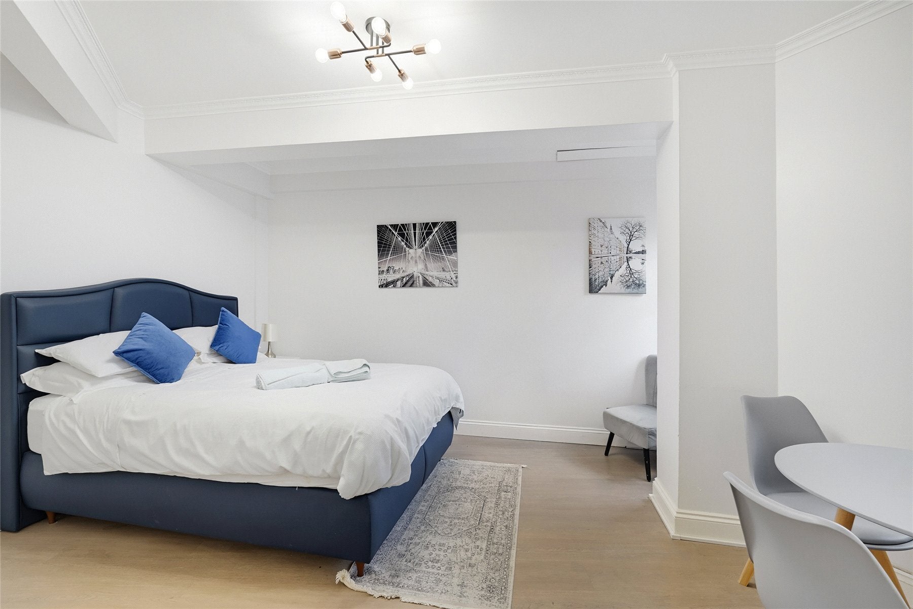 Flat Sloane Avenue in Greater London