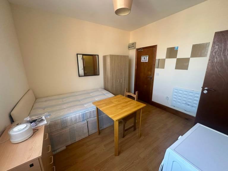 Flat Willow Lane in Greater London