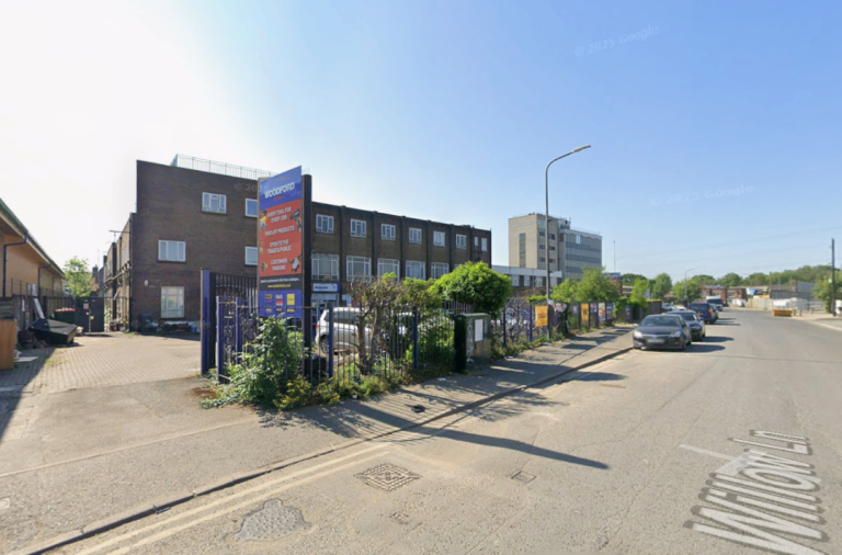 Flat Willow Lane in Greater London