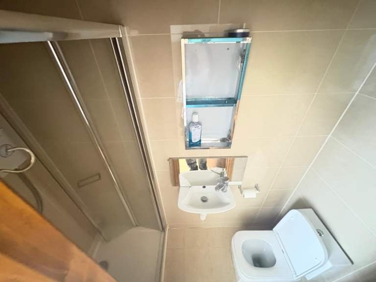 Flat Willow Lane in Greater London