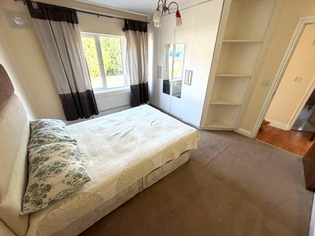 Flat Whitchurch Lane in London