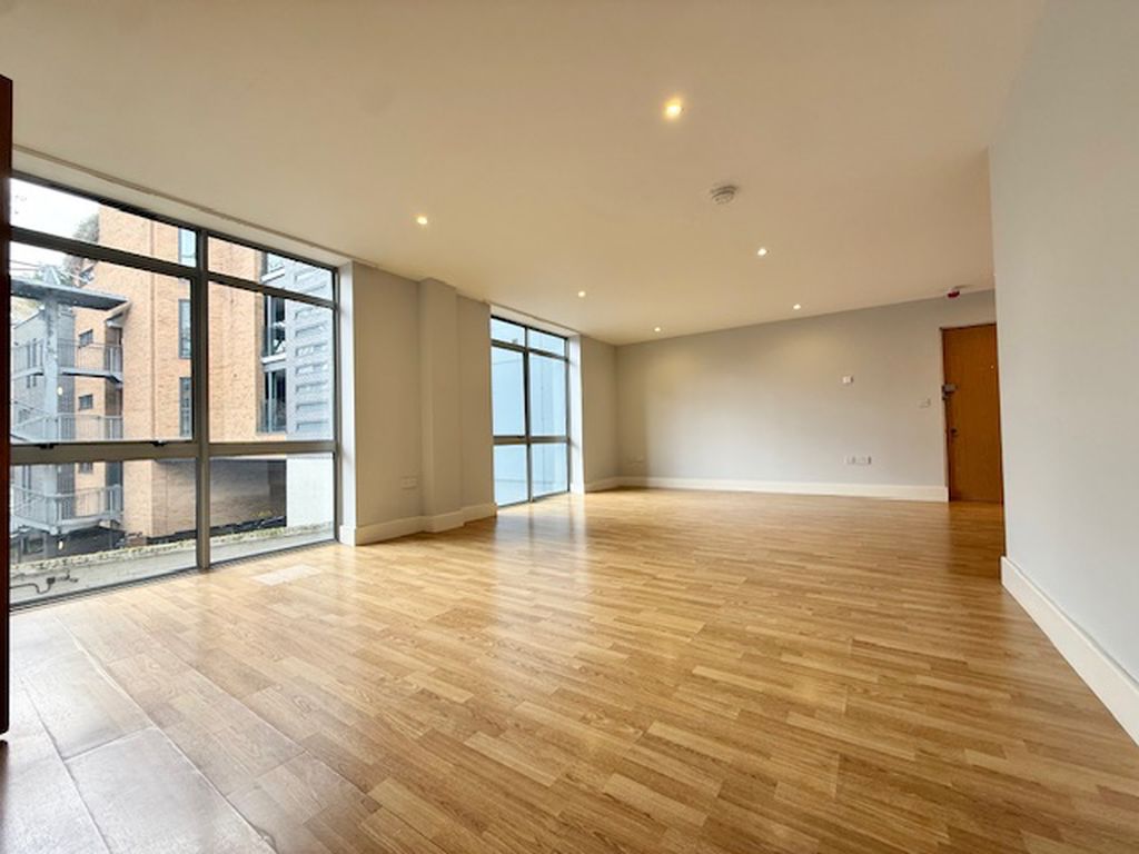 Flat Long Lane in Greater London