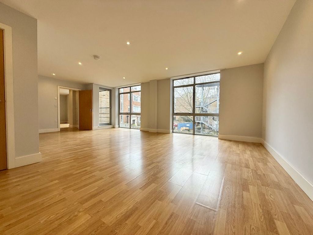 Flat Long Lane in Greater London