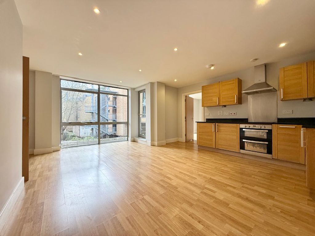 Flat Long Lane in Greater London
