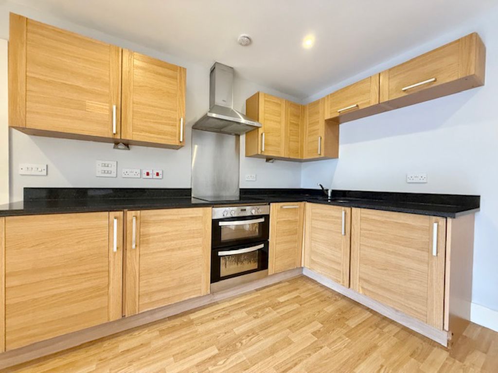 Flat Long Lane in Greater London