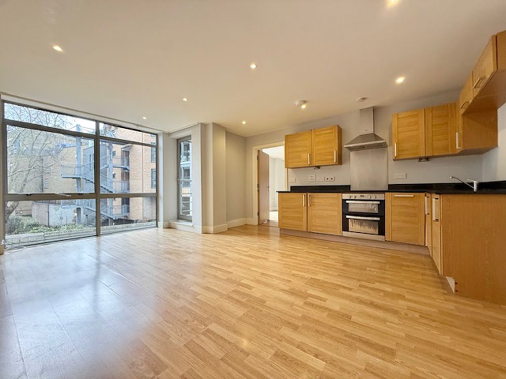 Flat Long Lane in Greater London