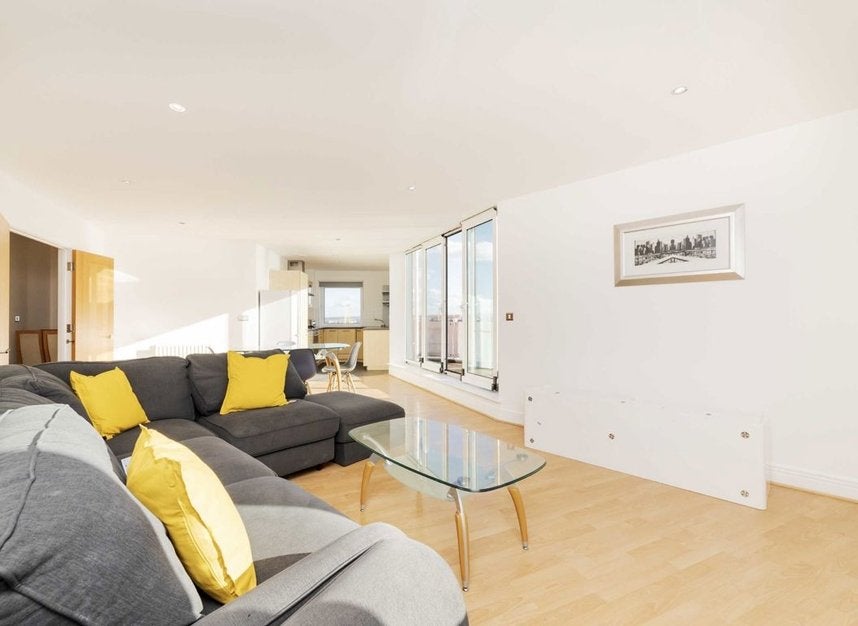 Flat Wards Wharf Approach in Greater London
