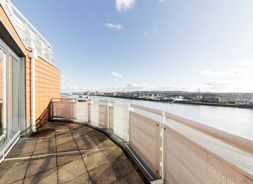 Flat Wards Wharf Approach in Greater London
