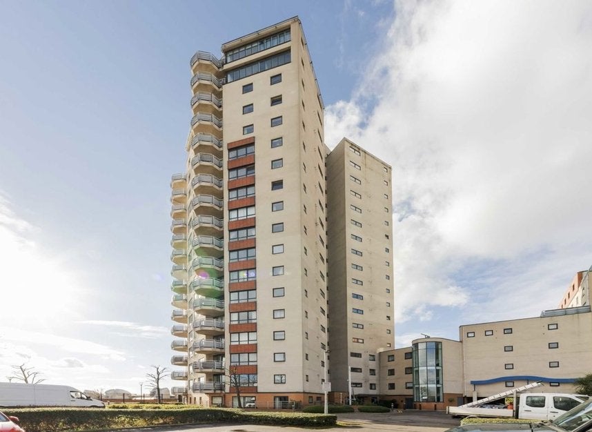 Flat Wards Wharf Approach in Greater London