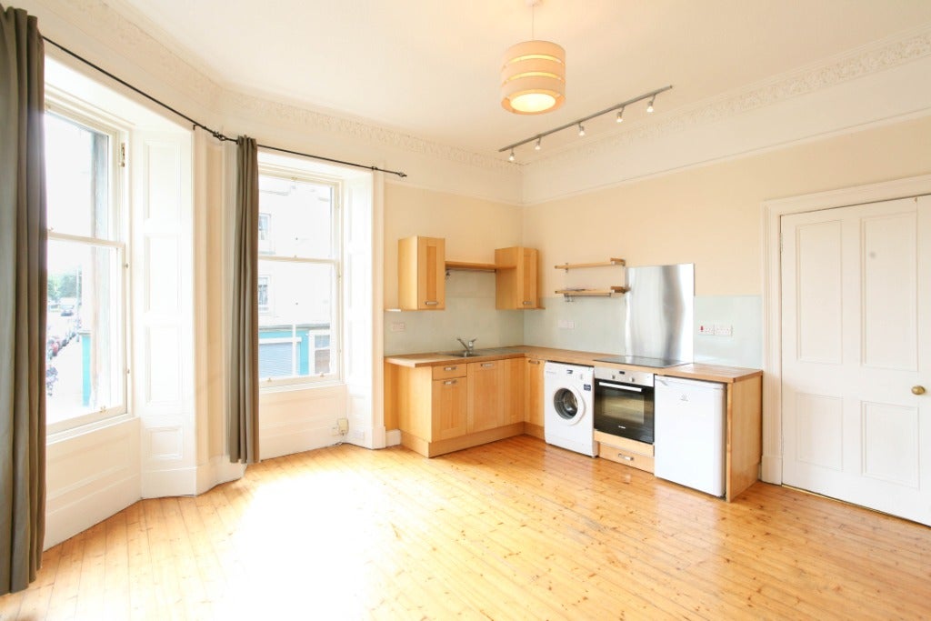 Flat Dalmeny Street in City of Edinburgh