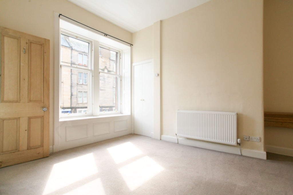 Flat Dalmeny Street in City of Edinburgh