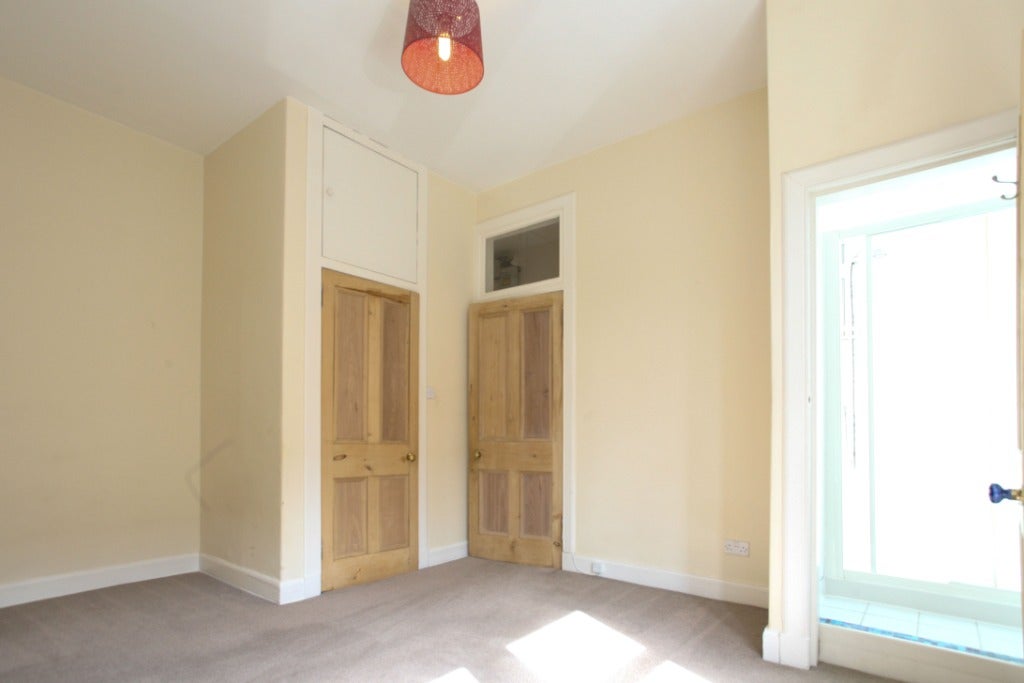 Flat Dalmeny Street in City of Edinburgh