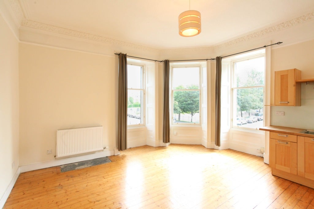 Flat Dalmeny Street in City of Edinburgh
