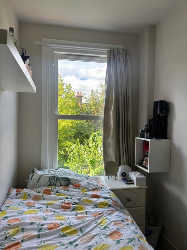 Room Eswyn Road in Greater London