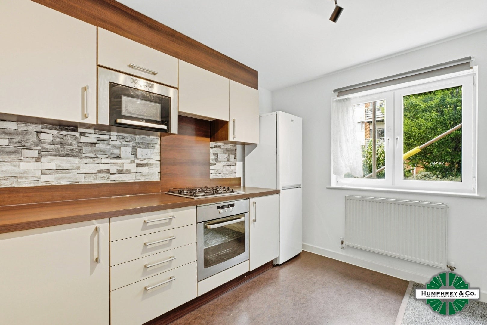 Flat Hibbert Road in Greater London