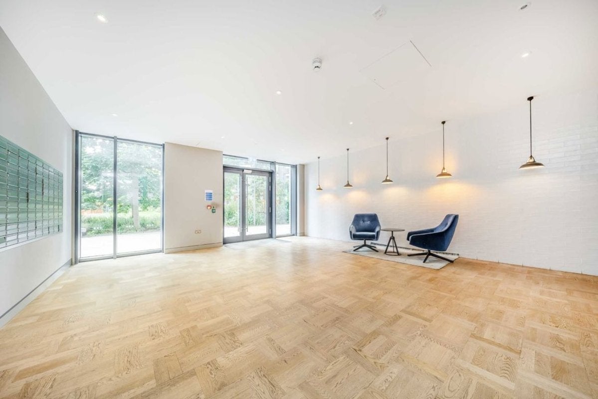 Flat Botanic Square in Greater London