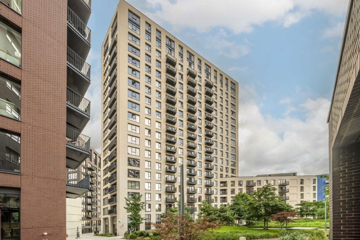 Flat Botanic Square in Greater London