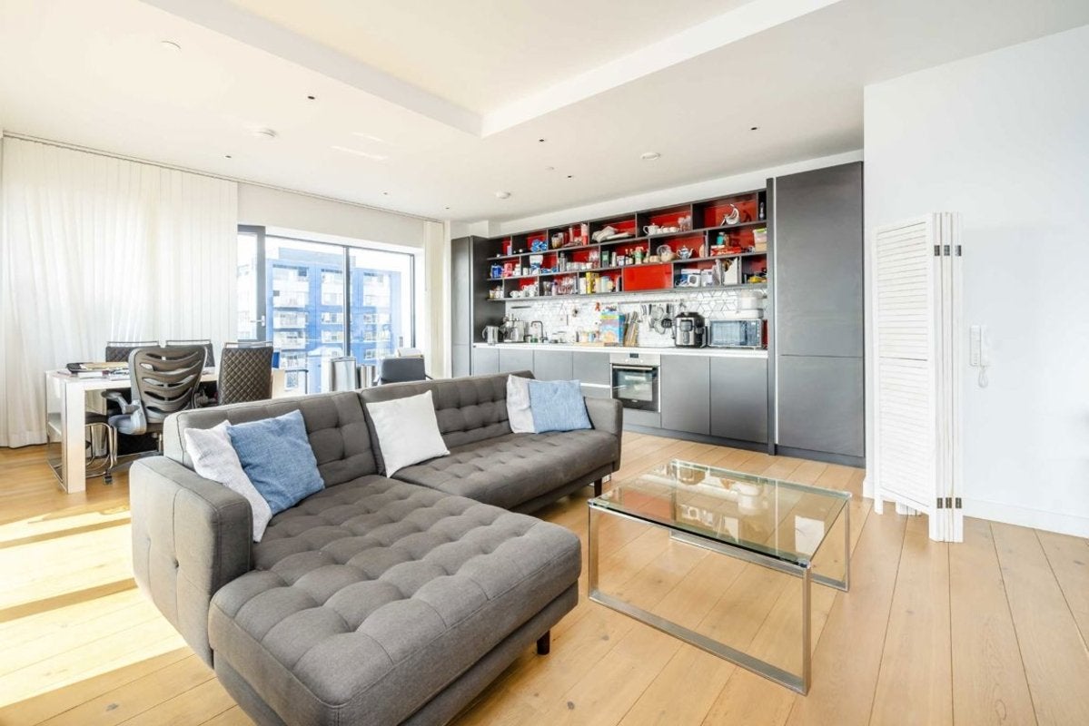 Flat Botanic Square in Greater London