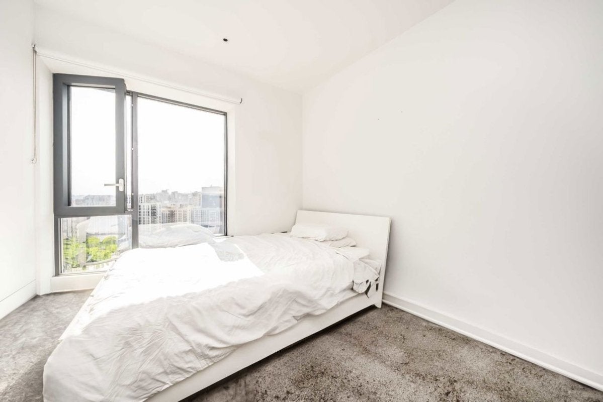 Flat Botanic Square in Greater London