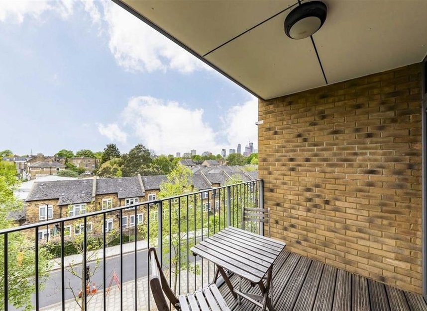 Flat Mostyn Road in Greater London