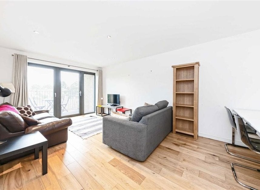 Flat Mostyn Road in Greater London