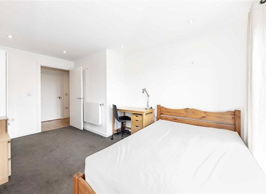 Flat Mostyn Road in Greater London