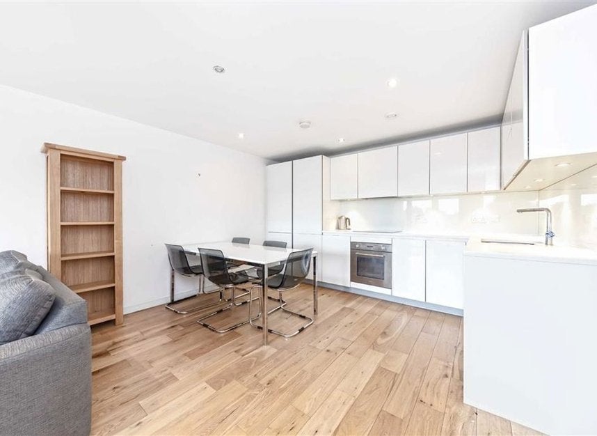 Flat Mostyn Road in Greater London