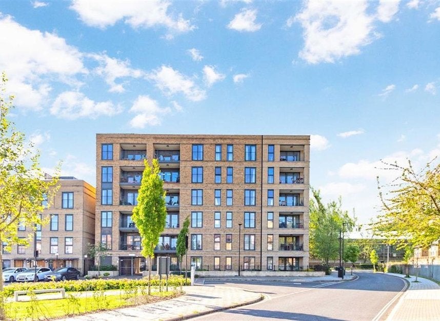 Flat Mostyn Road in Greater London