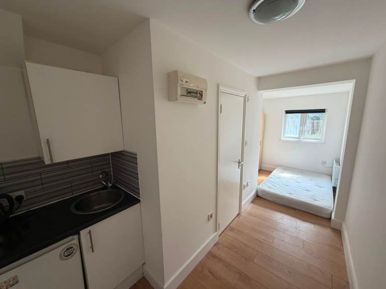 Flat Ordnance Road in Greater London