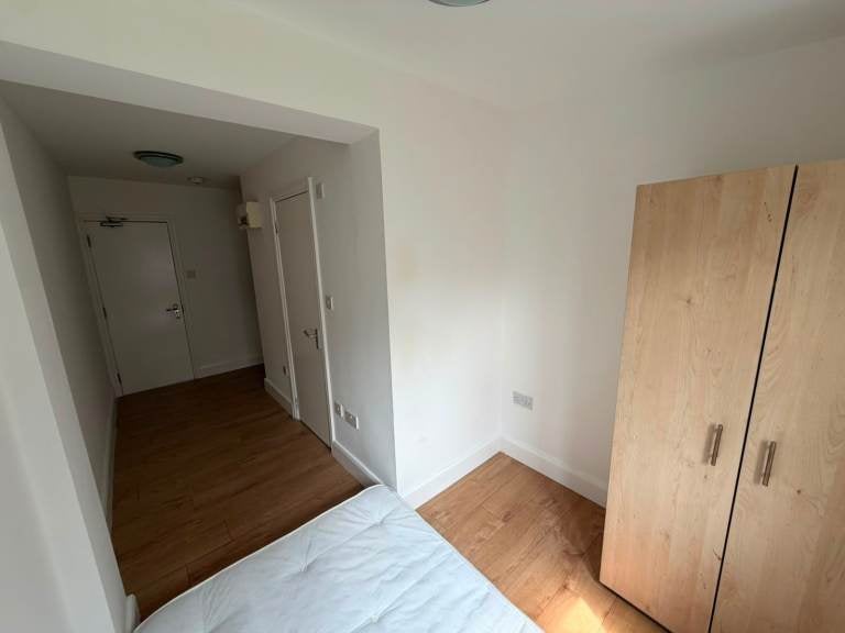 Flat Ordnance Road in Greater London