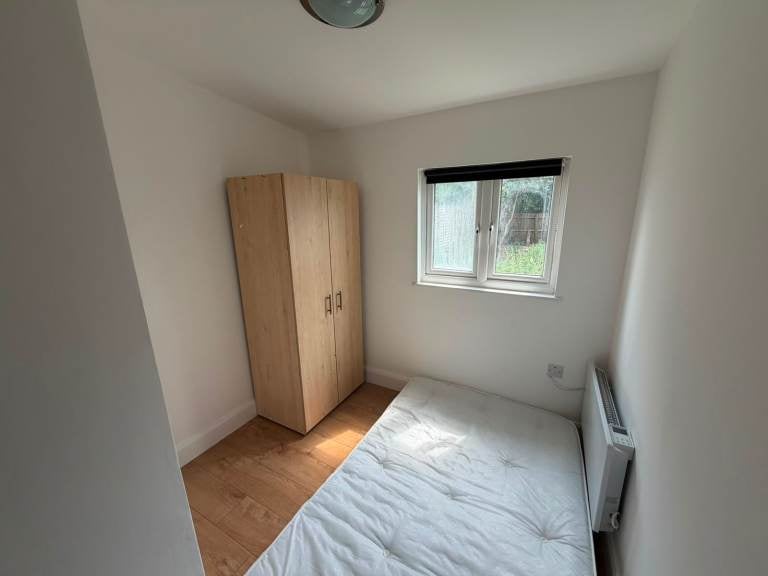 Flat Ordnance Road in Greater London