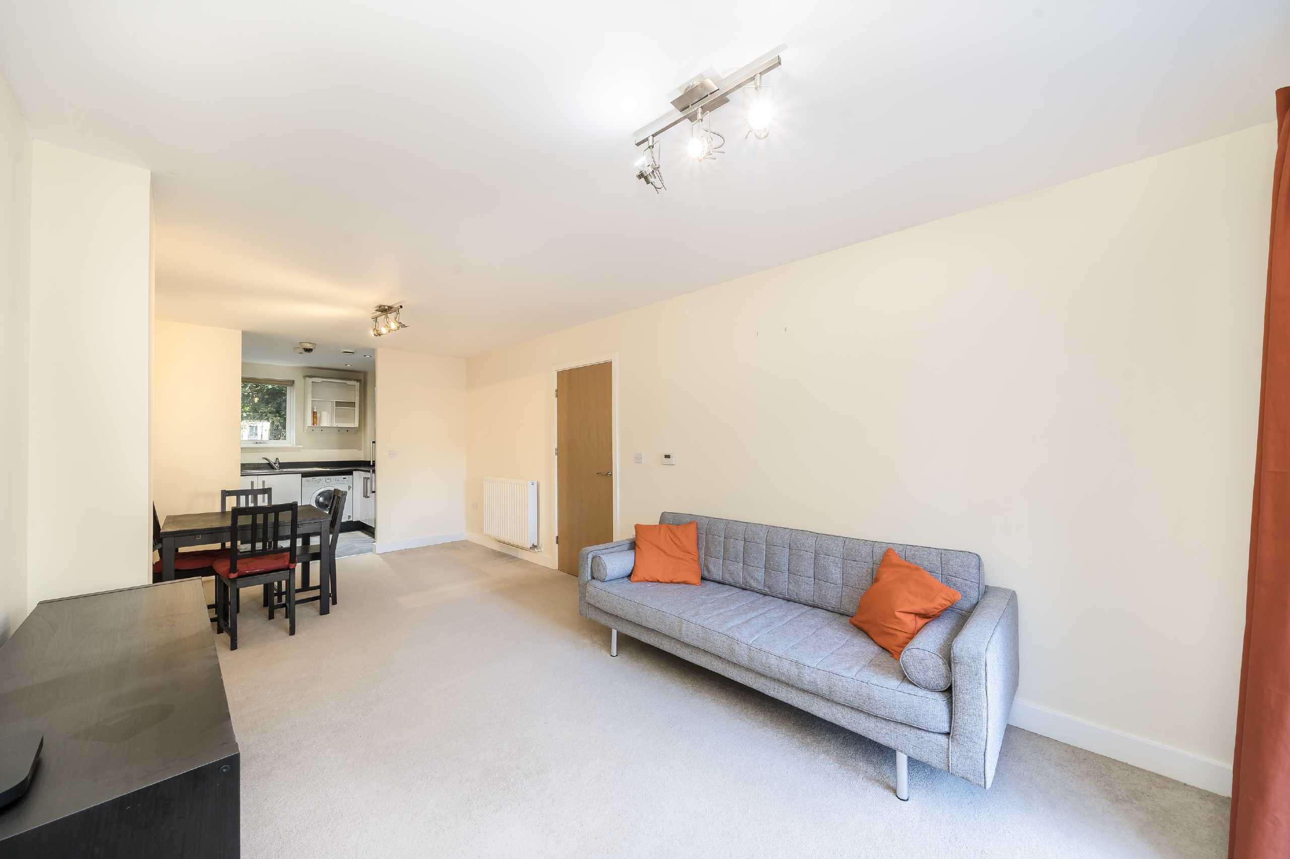 Flat Fairthorn Road in Greater London