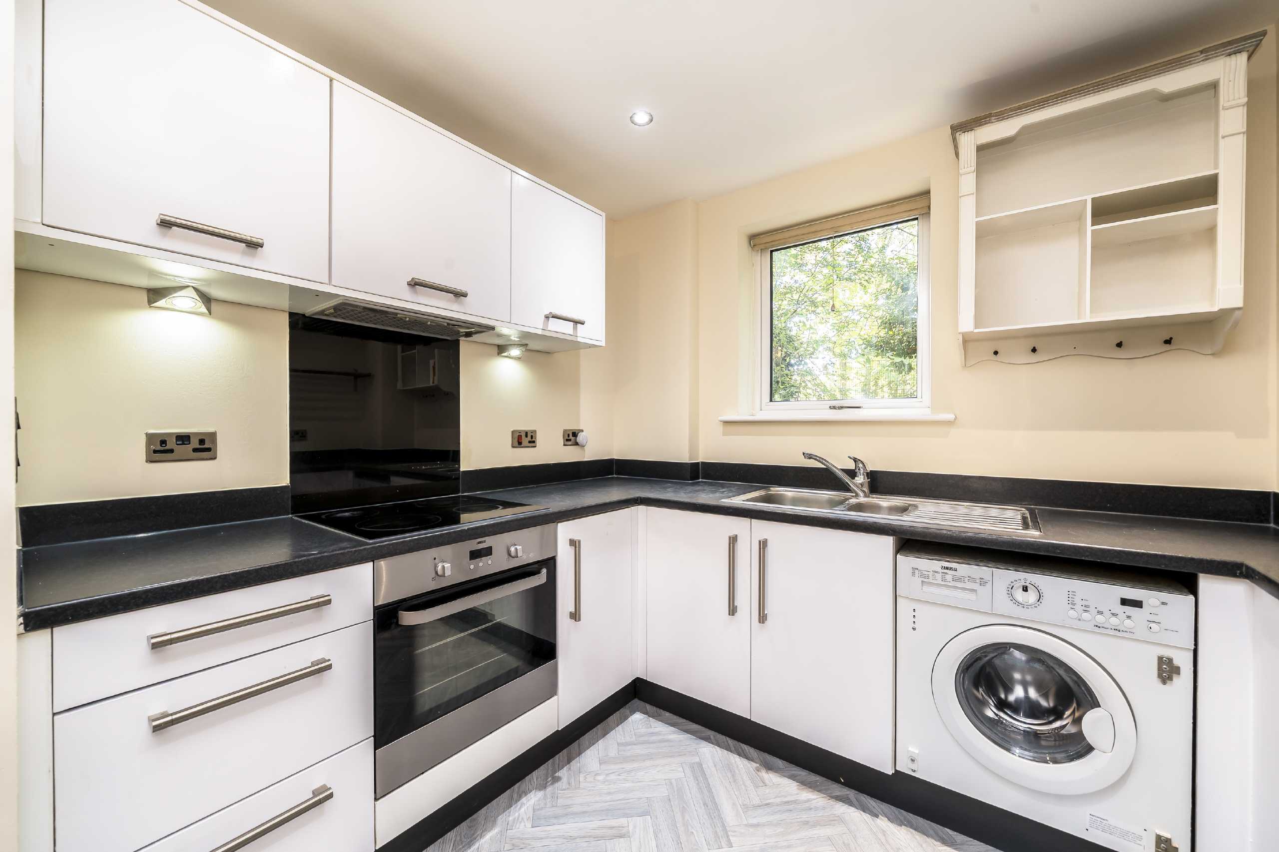 Flat Fairthorn Road in Greater London