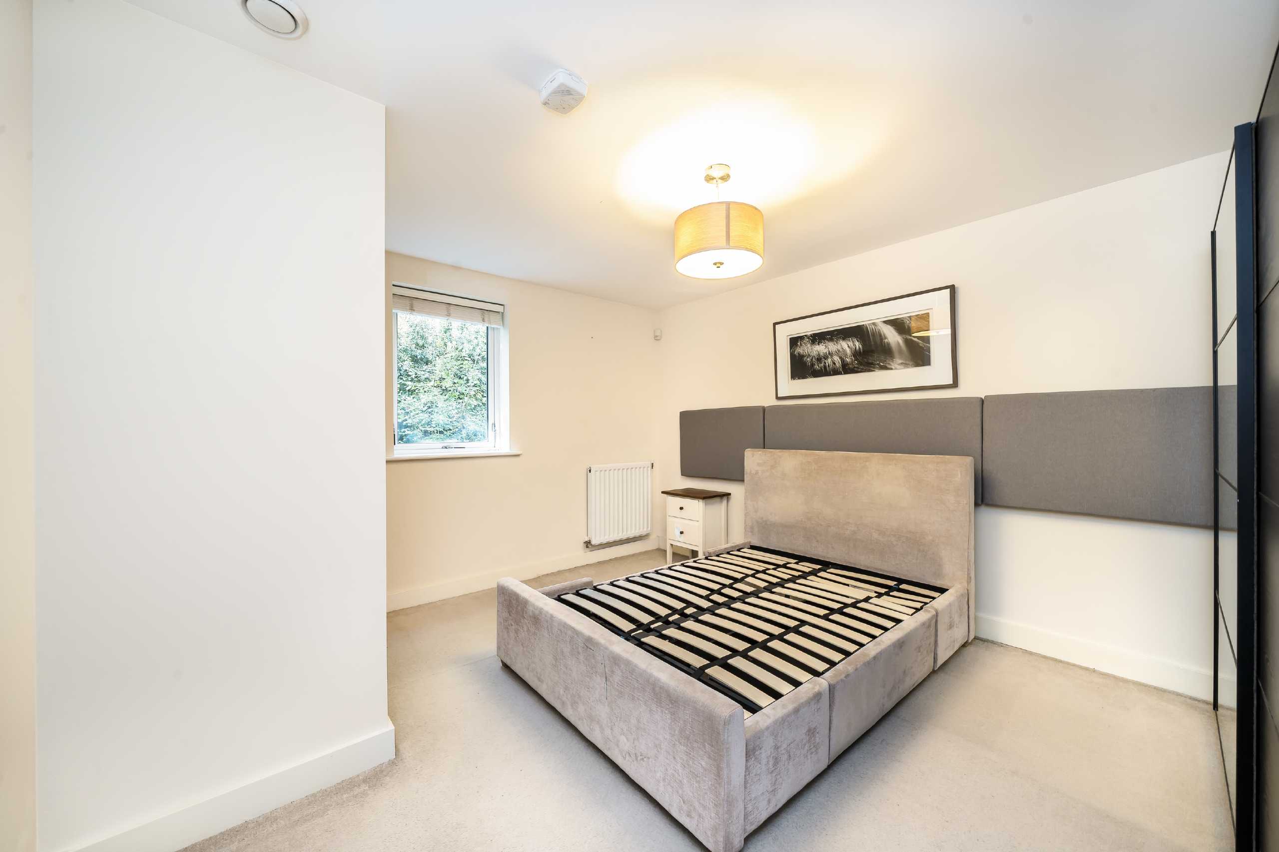 Flat Fairthorn Road in Greater London