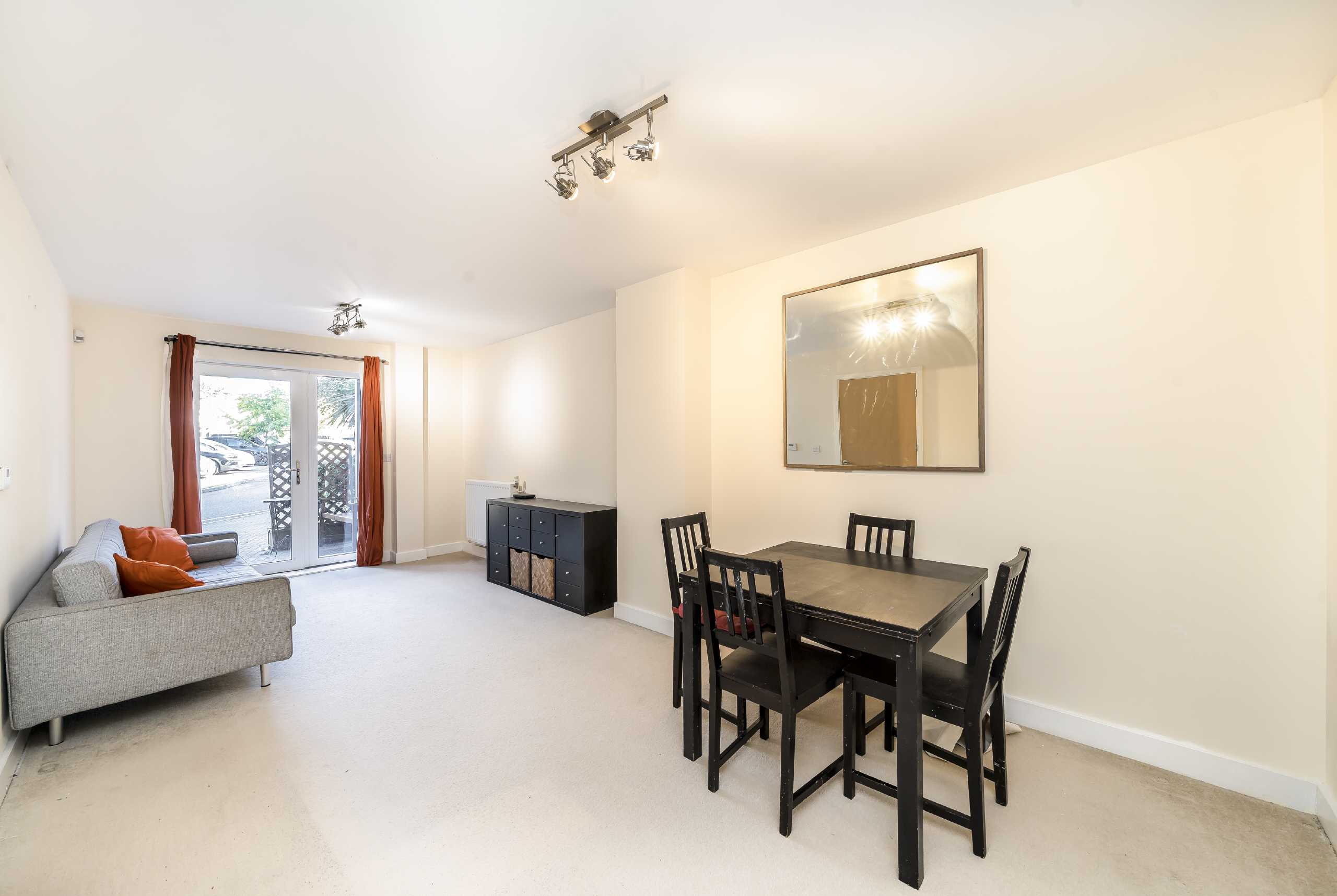 Flat Fairthorn Road in Greater London