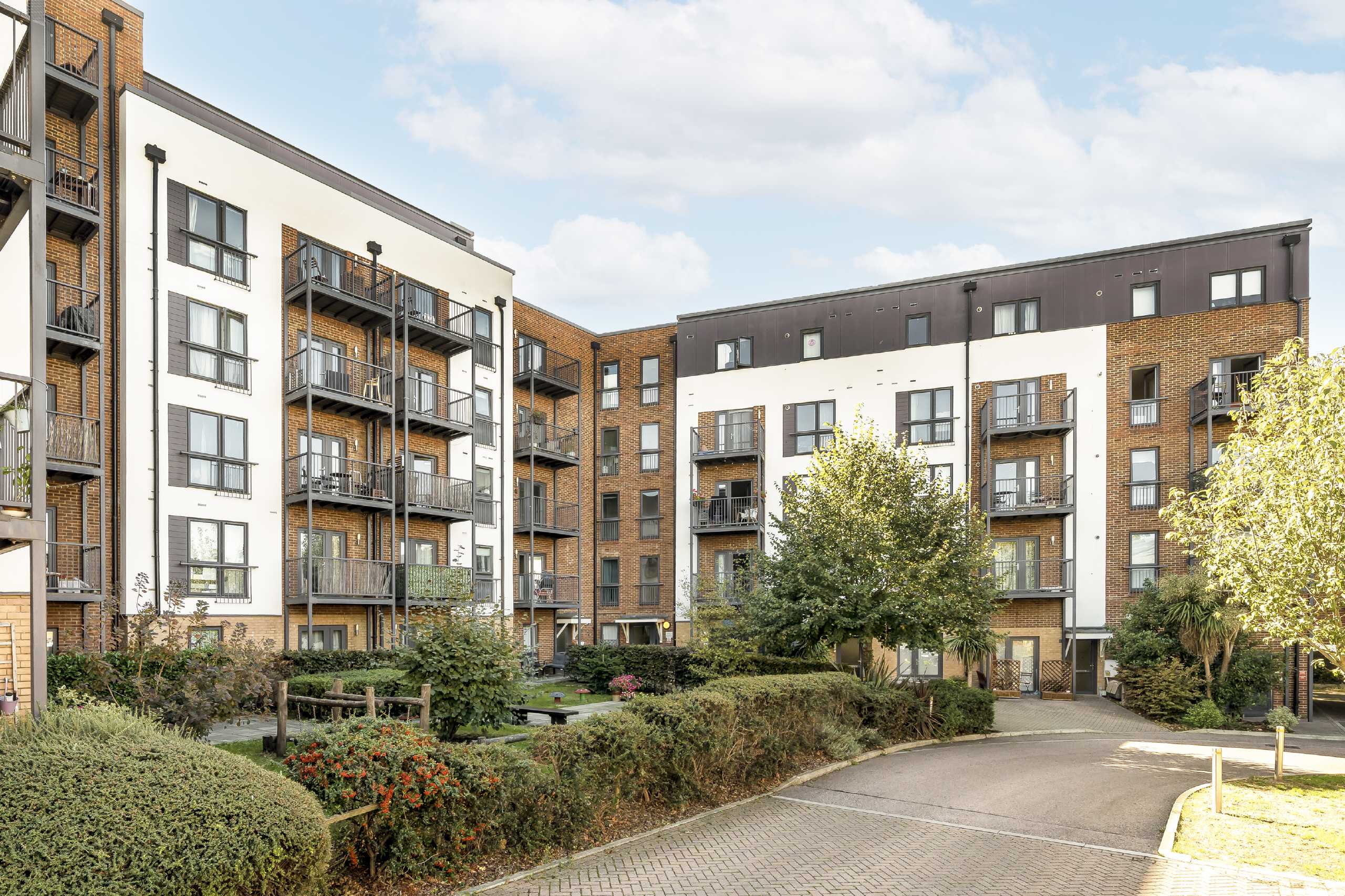 Flat Fairthorn Road in Greater London