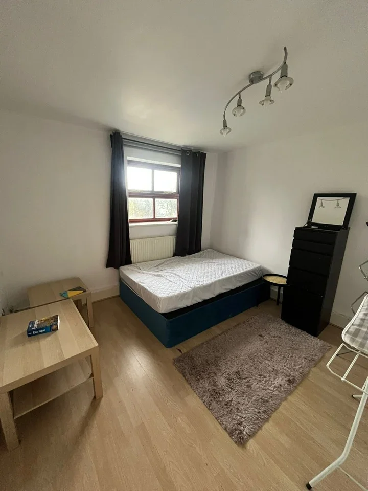 Room Belle Vue Road in Leeds