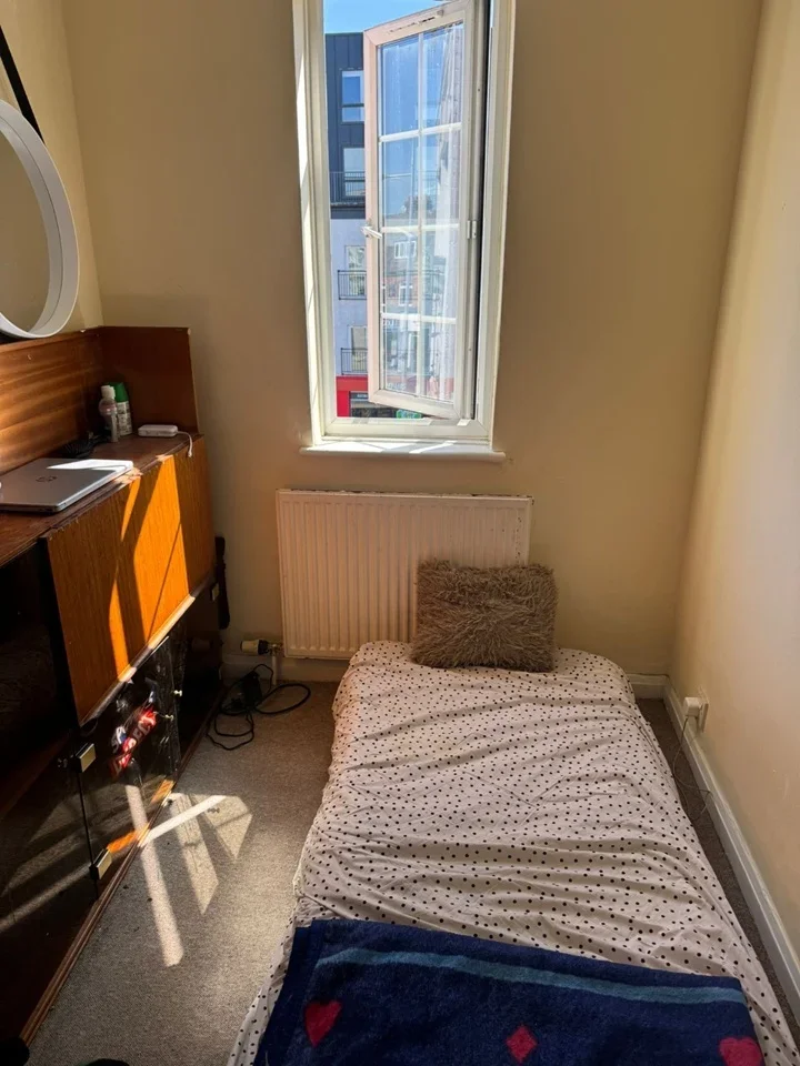 Room High Street in Walton-on-Thames