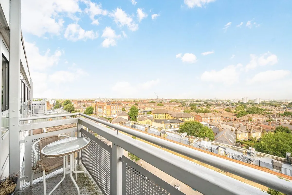 Flat Kintyre Court in Greater London