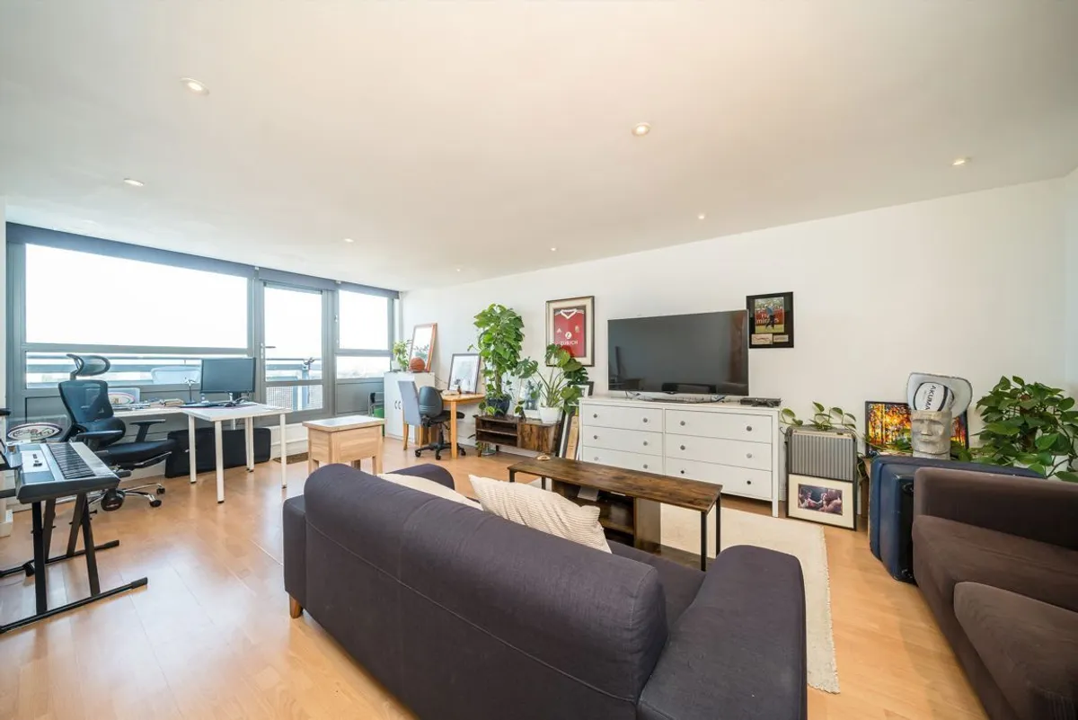 Flat Kintyre Court in Greater London