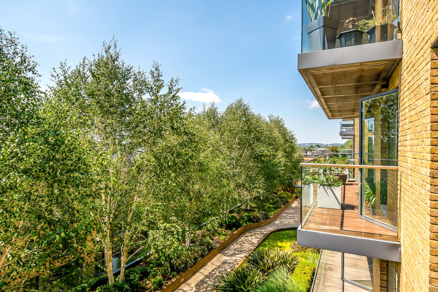 Flat Tizzard Grove in Greater London